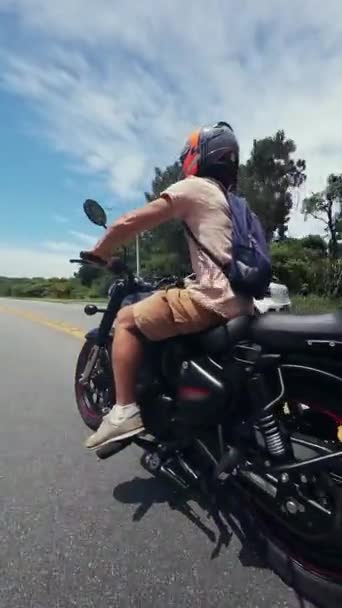 Homem Monta Moto Estrada Asfalto Acelera — Vídeo de Stock
