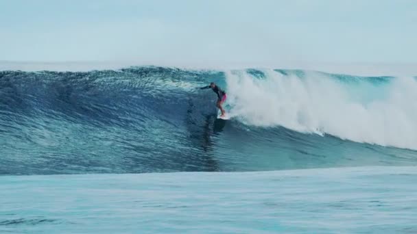 Surfista Monta Grande Onda Oceânica Nas Maldivas — Vídeo de Stock