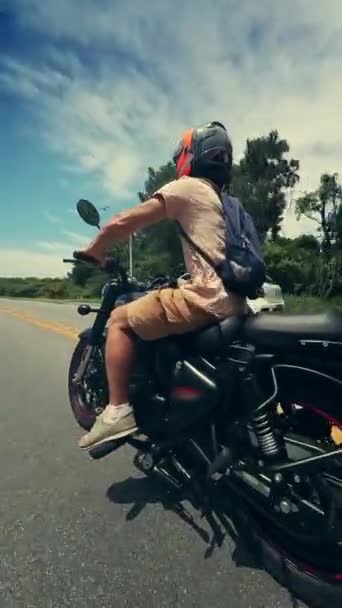 Homem Monta Moto Estrada Asfalto Acelera — Vídeo de Stock