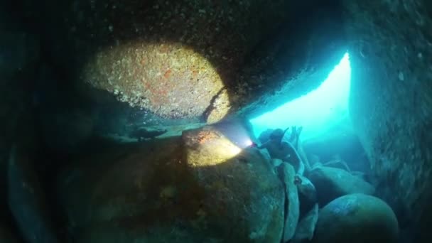 Freediver Nada Debaixo Água Mar Explora Paisagem Rochosa Com Tocha — Vídeo de Stock