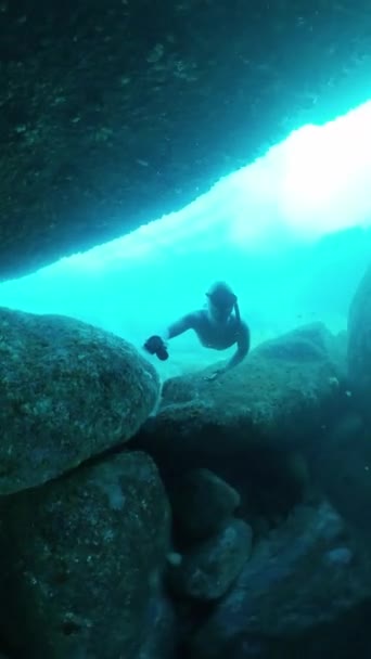 Фридайвер Плавает Водой Море Исследует Скалистое Дно — стоковое видео
