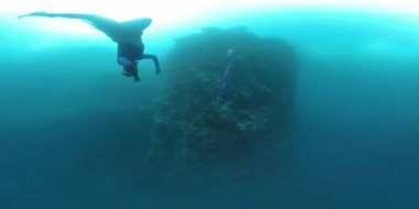 Batı Papua 'daki tropikal denize dalan iki erkeğin 360VR sualtı görüntüsü. Misool Adası, Raja Ampat, Endonezya