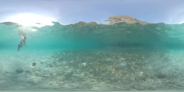 360Vr Filmato Subacqueo Dell Uomo Che Nuota Snorkeling Nel Mare — Video Stock
