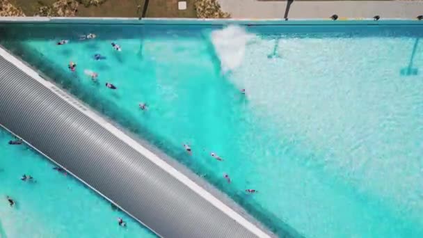 人工的なサーフィン波を持つサーフィンプールの空中ビュー ガロパバ ブラジル — ストック動画