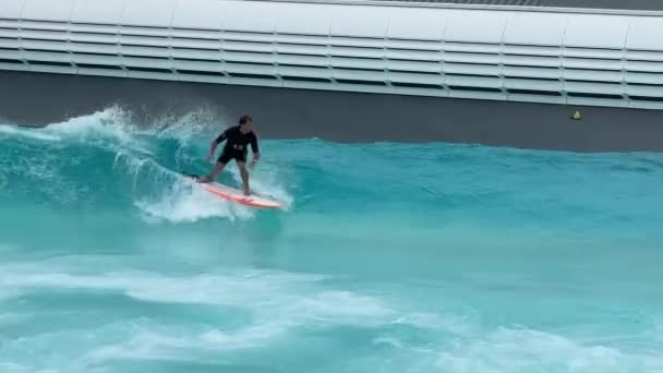 Beginner Surfer Rijdt Kunstmatige Golf Treinen Het Surfbad — Stockvideo