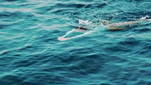 Donna Nuota Nel Mare Sorride — Video Stock
