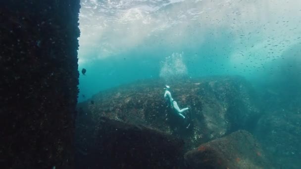 Freediver Zwemt Onderwater Zee Klimt Bij Rots — Stockvideo