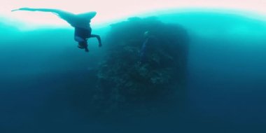 Batı Papua 'daki tropikal denize dalan iki erkeğin 360VR sualtı görüntüsü. Misool Adası, Raja Ampat, Endonezya