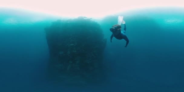 360Vr Images Sous Marines Plongeur Nageant Près Mur Récif Corallien — Video