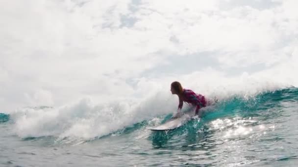 女性サーファーはモルディブの海で波に乗ろうとしますが 落ちます — ストック動画