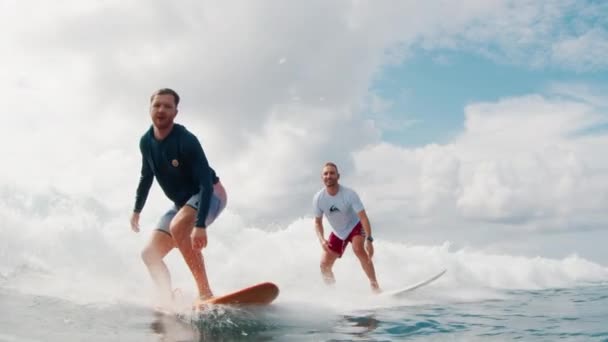 Szörfösök Megosztják Hullámot Óceánban Együtt Szörföznek Maldív Szigeteken — Stock videók