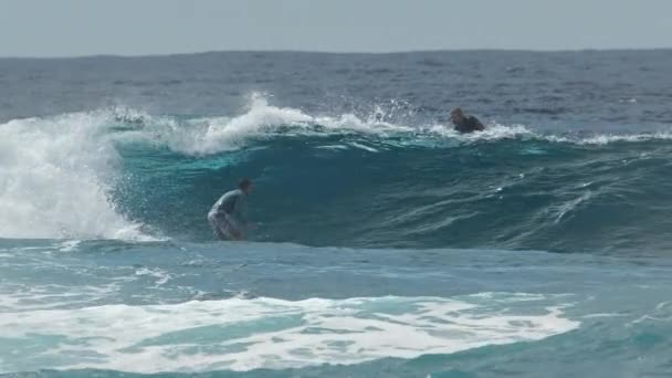 Szörfös Hullámzik Maldív Szigeteken — Stock videók