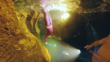 Freediver, Endonezya 'nın Raja Ampat kentindeki Misool Adası' nda meşaleyle mağaraya dalıyor ve kayboluyor.
