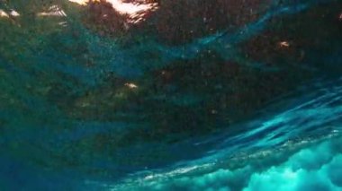 Kırılan dalganın sualtı görüntüsü