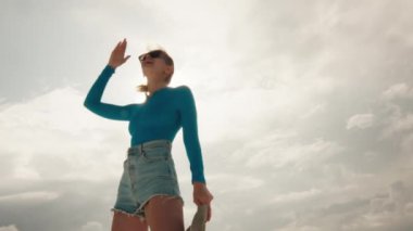 Kadın karanlık gökyüzü arka planında dans ediyor