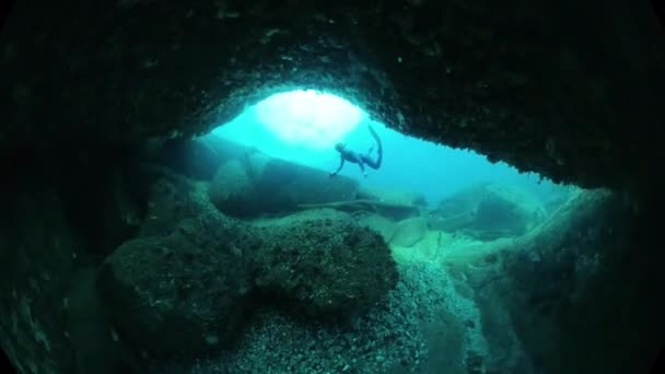 Freediver Pływa Pod Wodą Morzu Odkrywa Skalisty Krajobraz Morski Pochodnią — Wideo stockowe