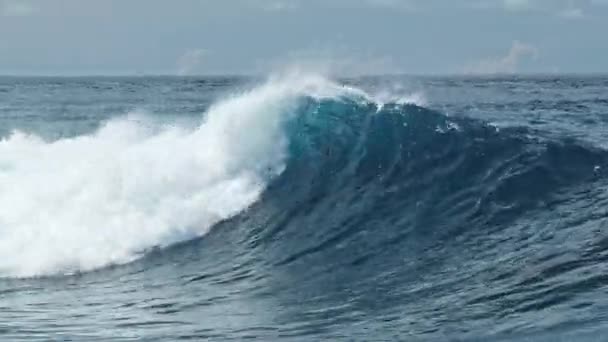 Τέλειο Μπλε Κύμα Του Ωκεανού Σπάει Στην Ακτή Στις Μαλδίβες — Αρχείο Βίντεο