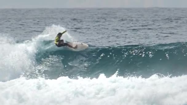 Surfer Surfe Sur Vague Aux Maldives — Video