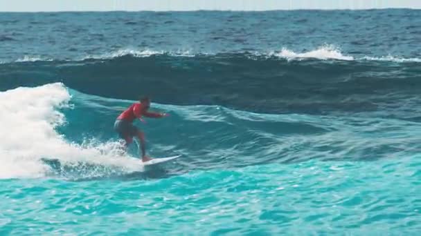 Surfista Monta Onda Nas Maldivas — Vídeo de Stock