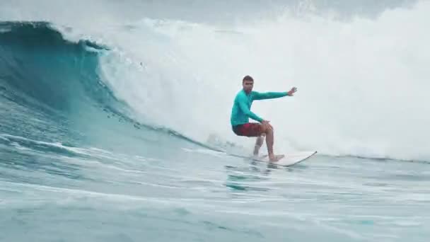 Surfista Monta Ola Las Maldivas — Vídeos de Stock
