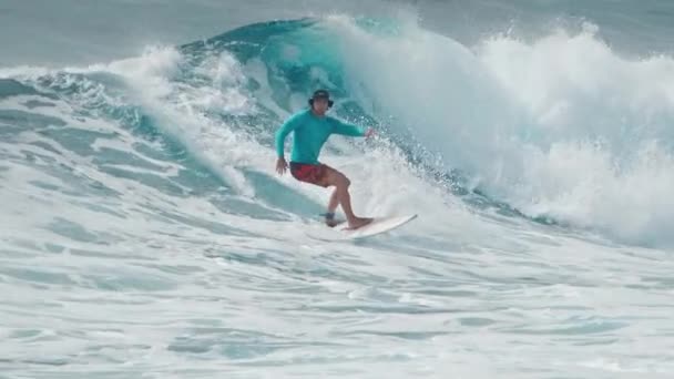 Surfer Przemierza Falę Malediwach — Wideo stockowe