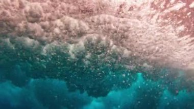 Kırılan dalganın sualtı görüntüsü