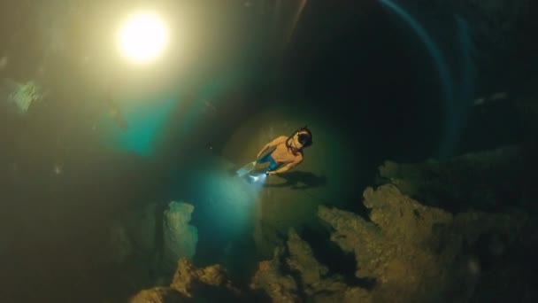Freitaucher Tauchen Der Höhle West Papua Mit Taschenlampe Und Erforschen — Stockvideo