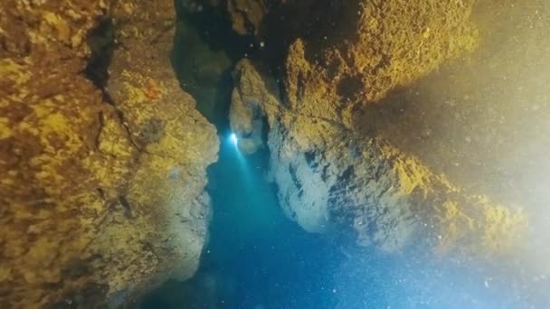 Freitaucher Schwimmt Der Höhle West Papua Mit Taschenlampe Und Erscheint — Stockvideo