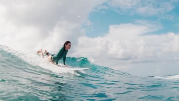 女性サーファーはモルディブの海の波に乗ります — ストック動画
