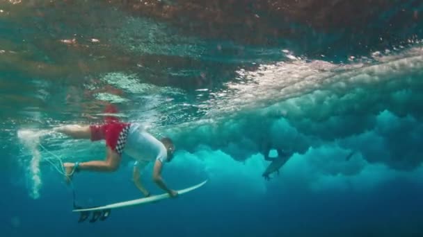 Surfista Mergulha Sob Onda Oceano Nas Maldivas — Vídeo de Stock