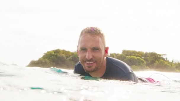 Ritratto Del Surfista Nell Oceano Nelle Maldive — Video Stock