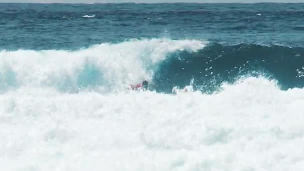 Surfer Rijdt Golf Malediven — Stockvideo