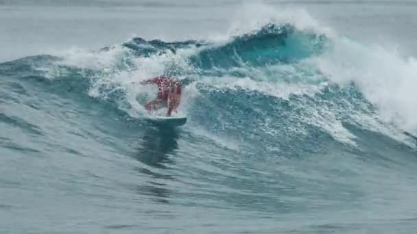 Szörfös Hullámzik Maldív Szigeteken — Stock videók