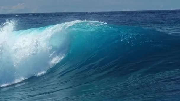 モルディブの海岸で完璧な青い海の波が壊れています ヒメフシ島近くのハネムーンサーフィンスポット — ストック動画