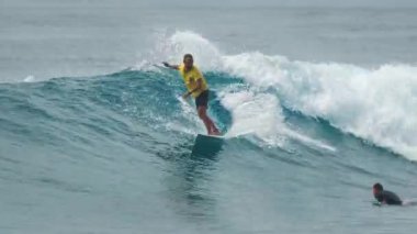 Sörfçü Maldivler 'de sörf yapıyor