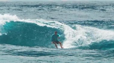 Sörfçü Maldivler 'de sörf yapıyor