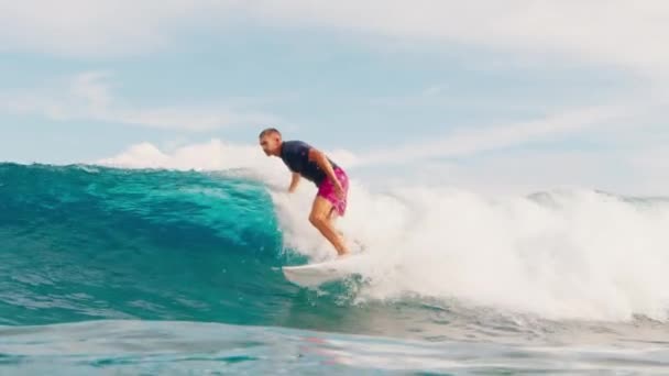 Surfer Płynie Falą Oceanie Malediwach — Wideo stockowe