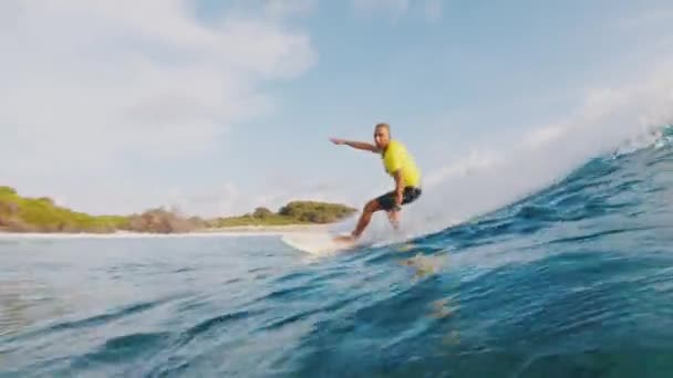 Surfer Κίτρινο Πουκάμισο Βόλτες Κύμα Στις Μαλδίβες — Αρχείο Βίντεο