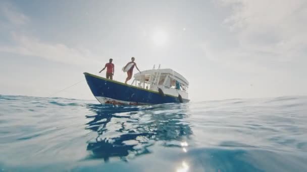 서퍼는 보트에서 몰디브의 깨끗한 — 비디오