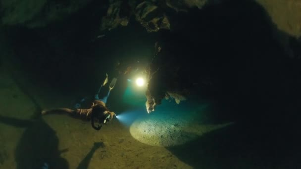 Фридайверы Ныряют Пещеру Западном Папуа Факелом Исследуют Пещеру Острова Мисоол — стоковое видео