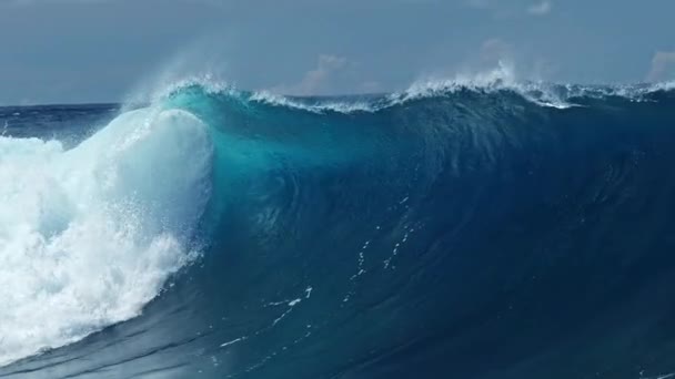 モルディブの海岸で完璧な青い海の波が壊れています ヒメフシ島近くのハネムーンサーフィンスポット — ストック動画