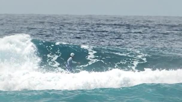 Surfer Rides Wave Maldives — Stock Video