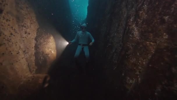 Penyelam Bebas Berenang Bawah Air Laut Pria Freediver Mengapung Ngarai — Stok Video