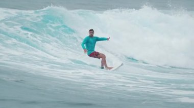 Sörfçü Maldivler 'de sörf yapıyor