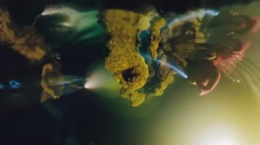 Freediver 'lar Batı Papua' daki mağaraya fenerle dalarlar ve Endonezya 'nın Raja Ampat kentindeki Misool Adası' nın mağarasını araştırırlar.