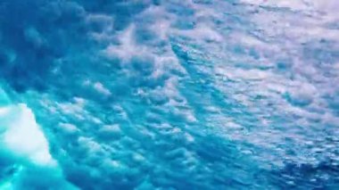 Kırılan dalganın sualtı görüntüsü