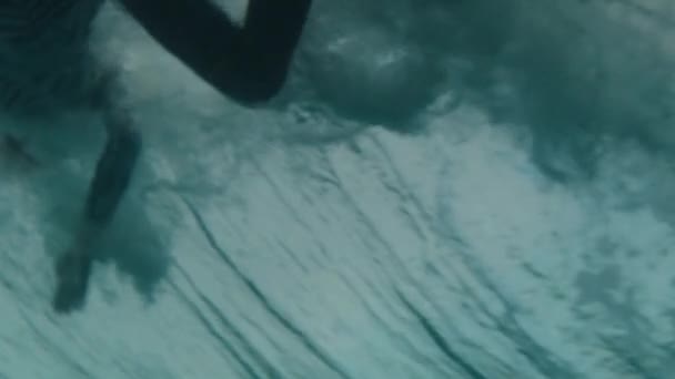 Підводний Вигляд Жінки Серфера Падає Воду — стокове відео