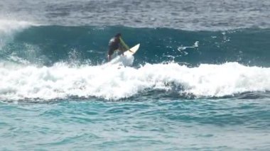 Sörfçü Maldivler 'de sörf yapıyor