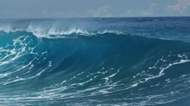Mükemmel mavi okyanus dalgası Maldivler 'de kıyıda kırılıyor. Himmafushi adasının yakınlarında balayı sörfü yapılan bir yer.