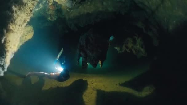 Фридайвер Ныряет Пещеру Западном Папуа Факелом Исследует Пещеру Острова Мисоул — стоковое видео